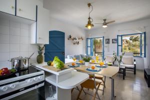 uma cozinha e sala de estar com mesa e mesa em Protaras Ayios Elias Suite em Protaras