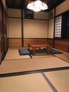 Kocchi tei في Tsuru : غرفة فارغة مع طاولة خشبية وفرش