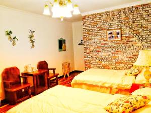 เตียงในห้องที่ Kangding Guozhuang Nan Wu Hao Boutique Inn