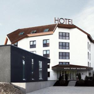a hotel with a sign on top of it at Hotel Stadt Balingen in Balingen