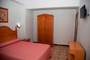 Postel nebo postele na pokoji v ubytování Hostal París