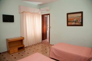 Postel nebo postele na pokoji v ubytování Hostal París