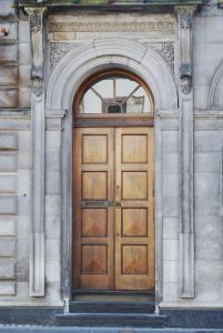 una porta di legno sul lato di un edificio di The Bank Guest House a Hawick