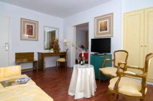 TV a/nebo společenská místnost v ubytování Hotel Pintor Marsà