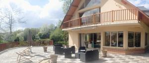 Au Charme du Lac Espace bien être et Piscine chauffé proche parc et restaurant du casino的阳台或露台