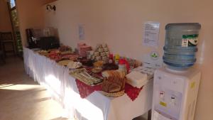 una mesa larga con comida en una habitación en Kandrovi Sozopol, en Sozopol