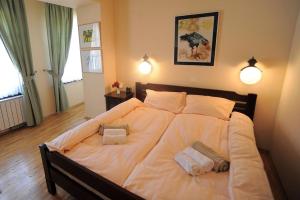 Postel nebo postele na pokoji v ubytování Kalin Hotel