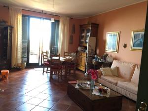 uma sala de estar com um sofá e uma mesa em B&B Casa Margherita em Taormina