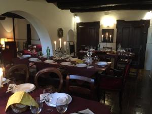 een eetkamer met tafels en stoelen met kaarsen bij Casa Francesconi in Pietra Rossa