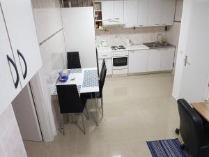 Kuchyňa alebo kuchynka v ubytovaní Apartman Maksimir Relax Zagreb-75m2