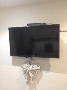een flatscreen-tv aan een muur bij La Casa del Cuore in Lerici