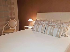 Łóżko lub łóżka w pokoju w obiekcie SANXENXO SUITES CON VISTAS Muy Bien Ubicado
