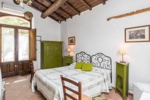1 dormitorio con 1 cama en una habitación con ventana en Fondo Cipollate, en Castiglione di Sicilia