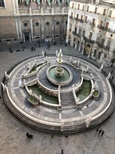 une fontaine dans une cour dans un bâtiment dans l'établissement Casa Vacanze Flavia, à Palerme