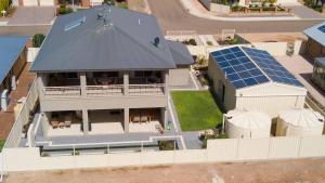 een luchtzicht op een huis met zonnepanelen erop bij Rezare House Bed & Breakfast in Wallaroo
