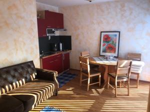 ein Wohnzimmer mit einem Sofa und einem Tisch in der Unterkunft Ernst-Ludwig-Promenade in Bensheim