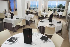 
A restaurant or other place to eat at Hotel Albahia Alicante
