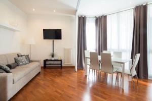 un soggiorno con divano, tavolo e sedie di Modern sunny apartment in residental area a Venezia