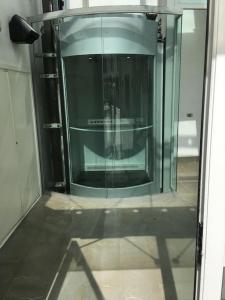 una porta girevole in vetro in un edificio di Modern sunny apartment in residental area a Venezia