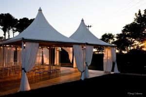 Hotel del Carme في Vilagrasa: خيمة ذات ستائر بيضاء وطاولات وكراسي