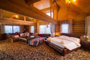 a bedroom with a bed and a couch in a room at Wellness Cottage CEDER in Tatranská Lomnica +97 photos