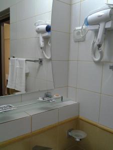 bagno con specchio, lavandino e servizi igienici di Hostel Nova Route a Mamaia Nord - Năvodari