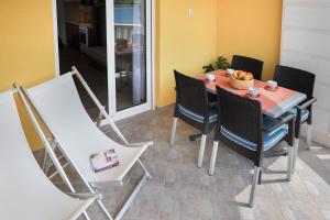 uma sala de jantar com mesa e cadeiras em Vila More em Grebaštica