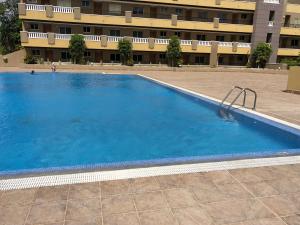 The swimming pool at or close to La perla