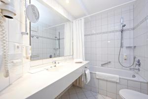 Ein Badezimmer in der Unterkunft Berghotel Hammersbach