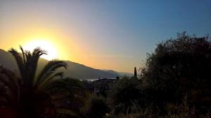 een zonsondergang met zonsondergang achter een berg bij Il Terrazzo sul Tigullio in Rapallo +7 foto's