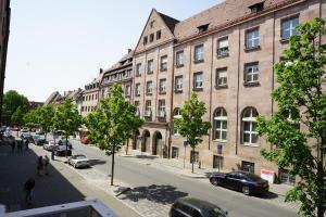 una calle de la ciudad con coches aparcados frente a un edificio en Äußere Laufer Gasse en Núremberg