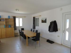 een eetkamer met een houten tafel en stoelen bij Beautiful spacious villa near Makry Gialos in Makry Gialos