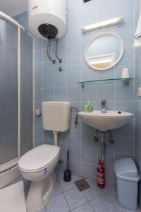 ein Badezimmer mit Toilette und Waschbecken in der Unterkunft Beautiful Nest Rooms in Dubrovnik