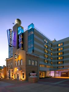 un gran edificio con un cartel encima en The Moonrise Hotel, en Saint Louis