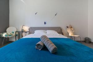 - une chambre avec un grand lit et une couverture bleue dans l'établissement Apartment Marija, à Petrčane