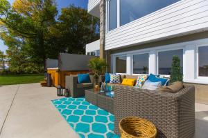 Posezení v ubytování Villa by the Water 23 beds 9 baths Pool billard Hot Tub 15 min Old Quebec