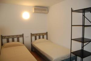 1 dormitorio con 2 camas y aire acondicionado en begurhome, en Begur