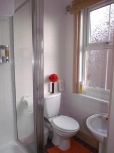 A bathroom at Jasmine Guest House 