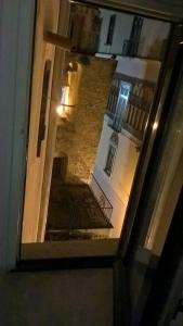 een uitzicht vanuit een raam van een gebouw met een trap bij B&B Vicolo dei Sartori in Salerno