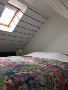Ένα ή περισσότερα κρεβάτια σε δωμάτιο στο Le Gîte "Le Grand Chêne"