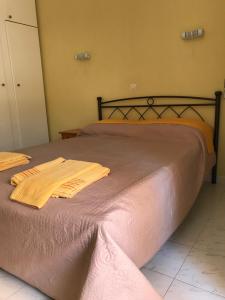 1 dormitorio con 1 cama grande con sábanas rosas en Remezzo Apartments en Sami