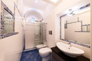 un bagno con lavandino, WC e doccia di Le Esperidi a Ravello Altre 19 foto