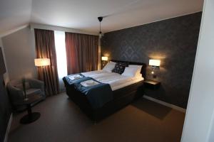 En eller flere senge i et værelse på Hotell Rättvik