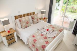 Кровать или кровати в номере Villas Coco Beach Praslin