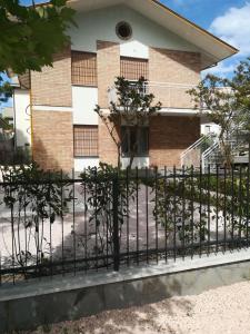 una recinzione nera di fronte a un edificio di Villa Donati a Cesenatico
