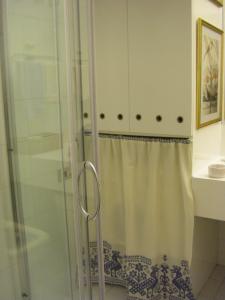 ポルト・ロトンドにあるCasa Francaのバスルーム(ガラスドア付きのシャワー付)