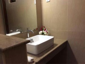La salle de bains est pourvue d'un lavabo blanc et d'un miroir. dans l'établissement Villa Nilaveli Cabana, à Nilaveli