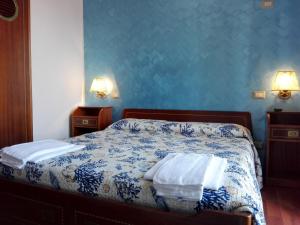 sypialnia z łóżkiem z dwoma ręcznikami w obiekcie B&B AL MARE w mieście Porto San Giorgio