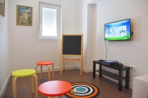 Televízia a/alebo spoločenská miestnosť v ubytovaní Besker Apartment