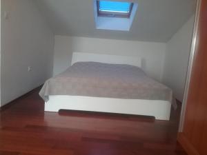 Ein Bett oder Betten in einem Zimmer der Unterkunft Apartman zarok